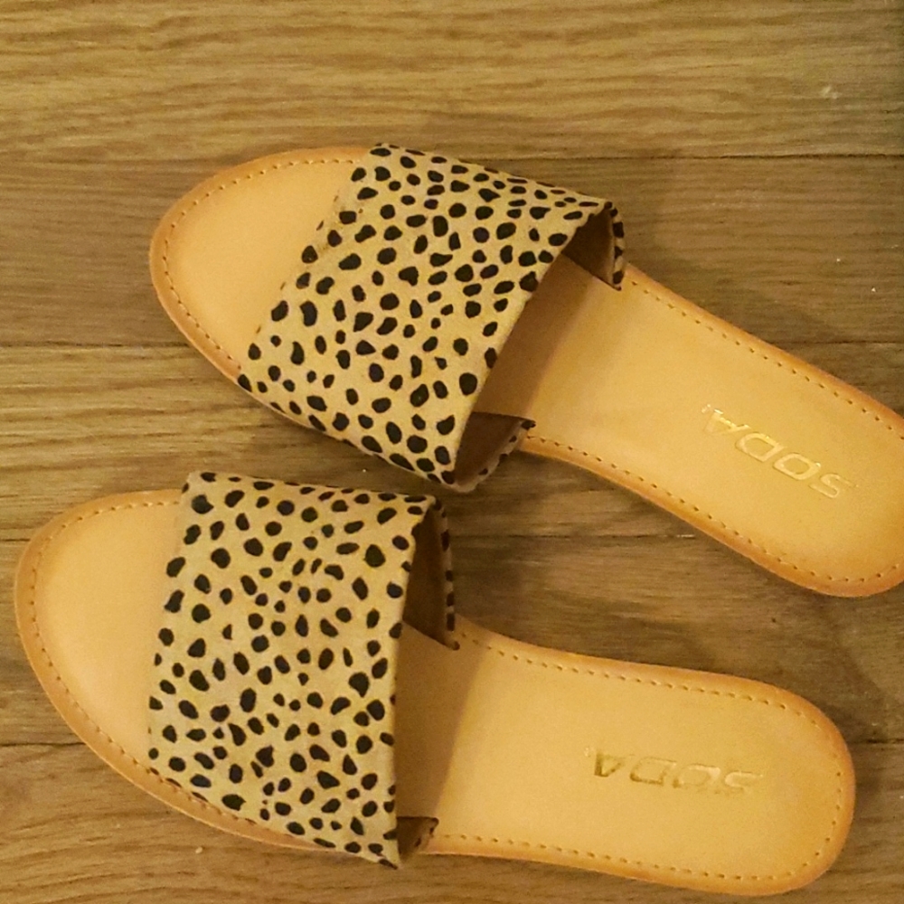 Nwot Soda size 6 animal print shoes